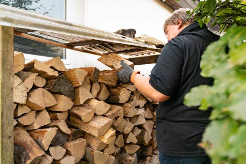 Kaminholz wird gelagert